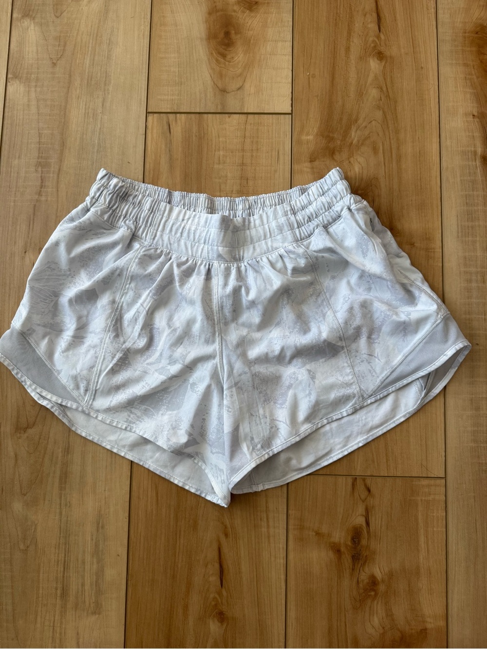 Lululemon - Hotty Hot short II - Low Rise 4” - Size 8